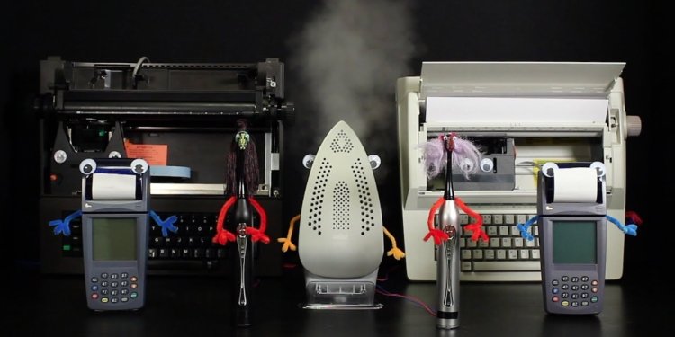 Ορχήστρα με ηλεκτρικές συσκευές παίζει το τραγούδι των Ghostbusters