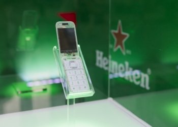 Η Heineken® παρουσιάζει το Boring Phone 